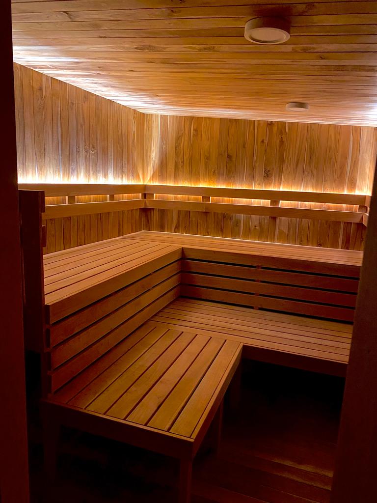 Acabados interiores del sauna remolque, teka, madera cedro, luz led