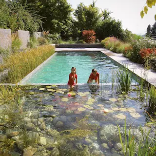 Niñas jugando en una albercas naturales o piscina natural